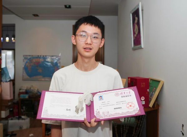 苏州恒泰配资 湖南首封录取通知书送达！张乐天：在学习中找到乐趣，无需在游戏中寻找新鲜感